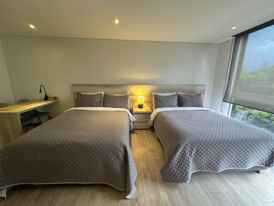 Suite moderna a 10 minutos del aeropuerto/2 camas/aire acondicionado/jacuzzi/gimnasio