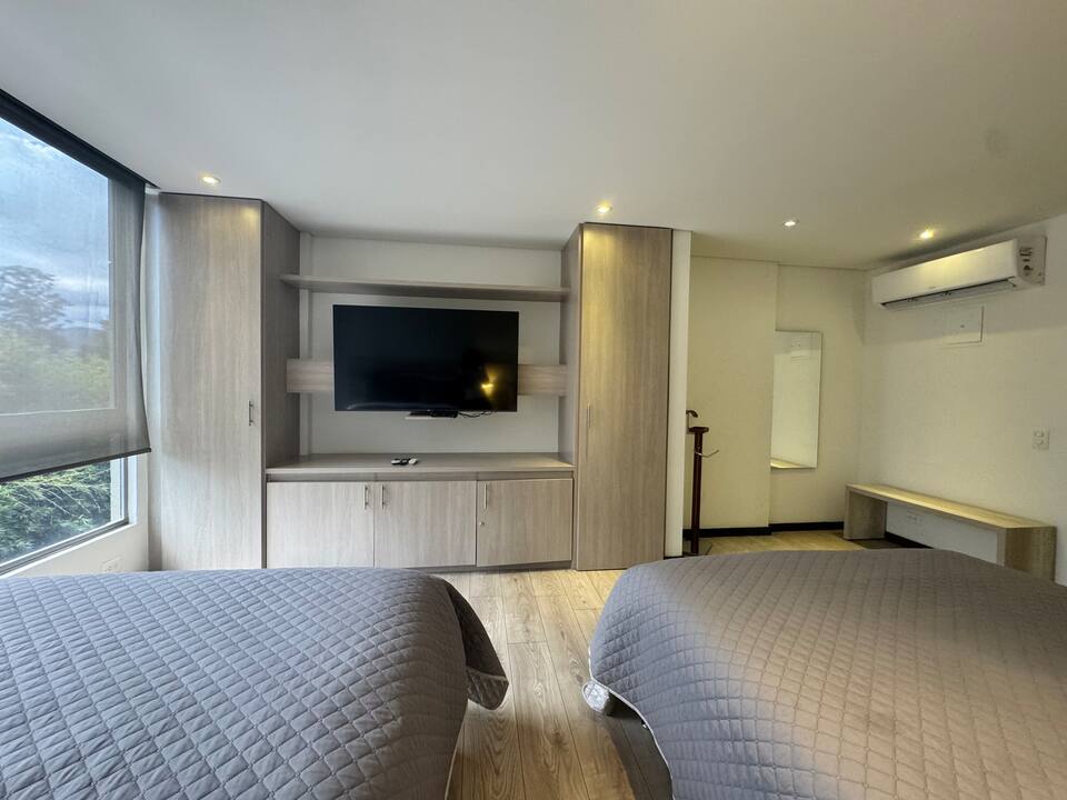 Suite moderna a 10 minutos del aeropuerto/2 camas/aire acondicionado/jacuzzi/gimnasio