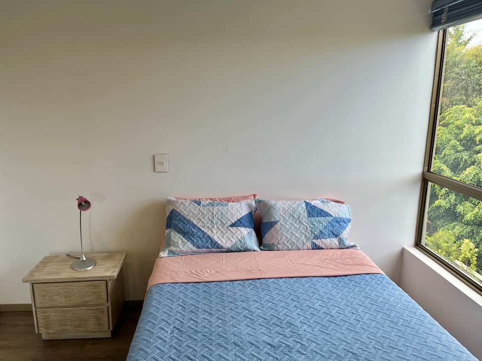 10 min al aeropuerto, 2 dormitorios, jacuzzi, piscina, gimnasio