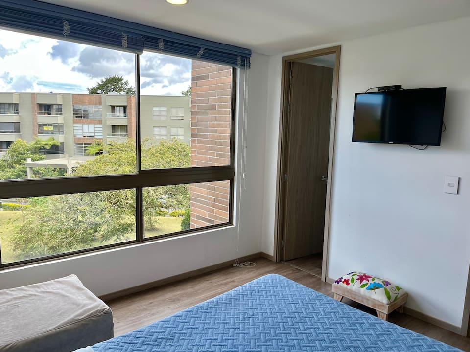 10 min al aeropuerto, 2 dormitorios, jacuzzi, piscina, gimnasio