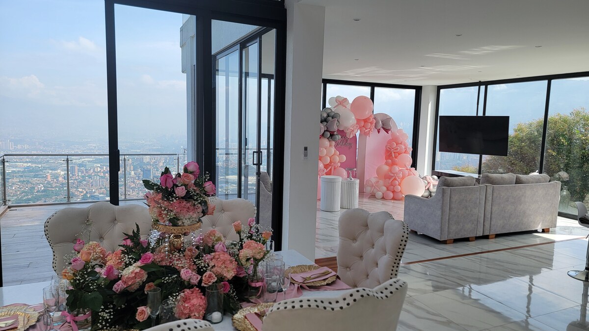 The View | Un retiro VIP en una mansión moderna