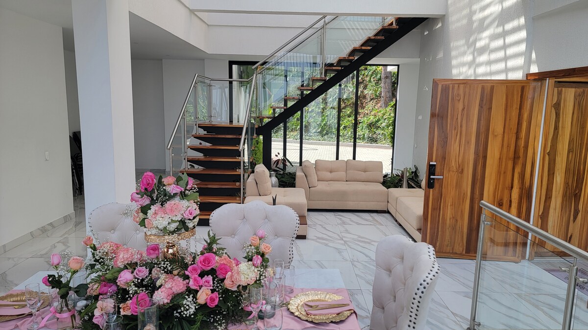 The View | Un retiro VIP en una mansión moderna