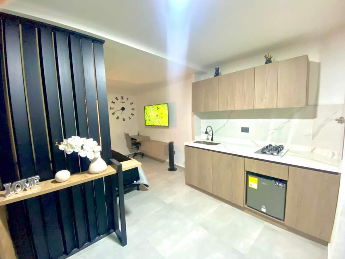 Apartaestudio moderno y central cerca al poblado