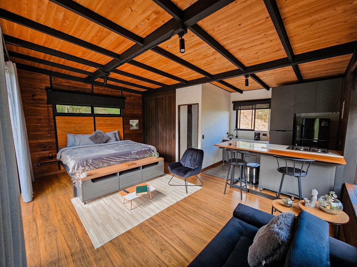 Cabaña con jacuzzi/sauna y río privado con terraza