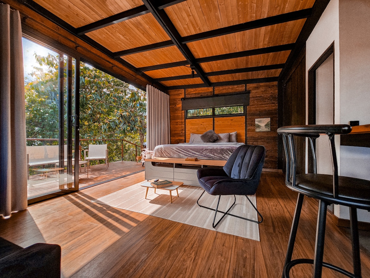 Cabaña con jacuzzi/sauna y río privado con terraza