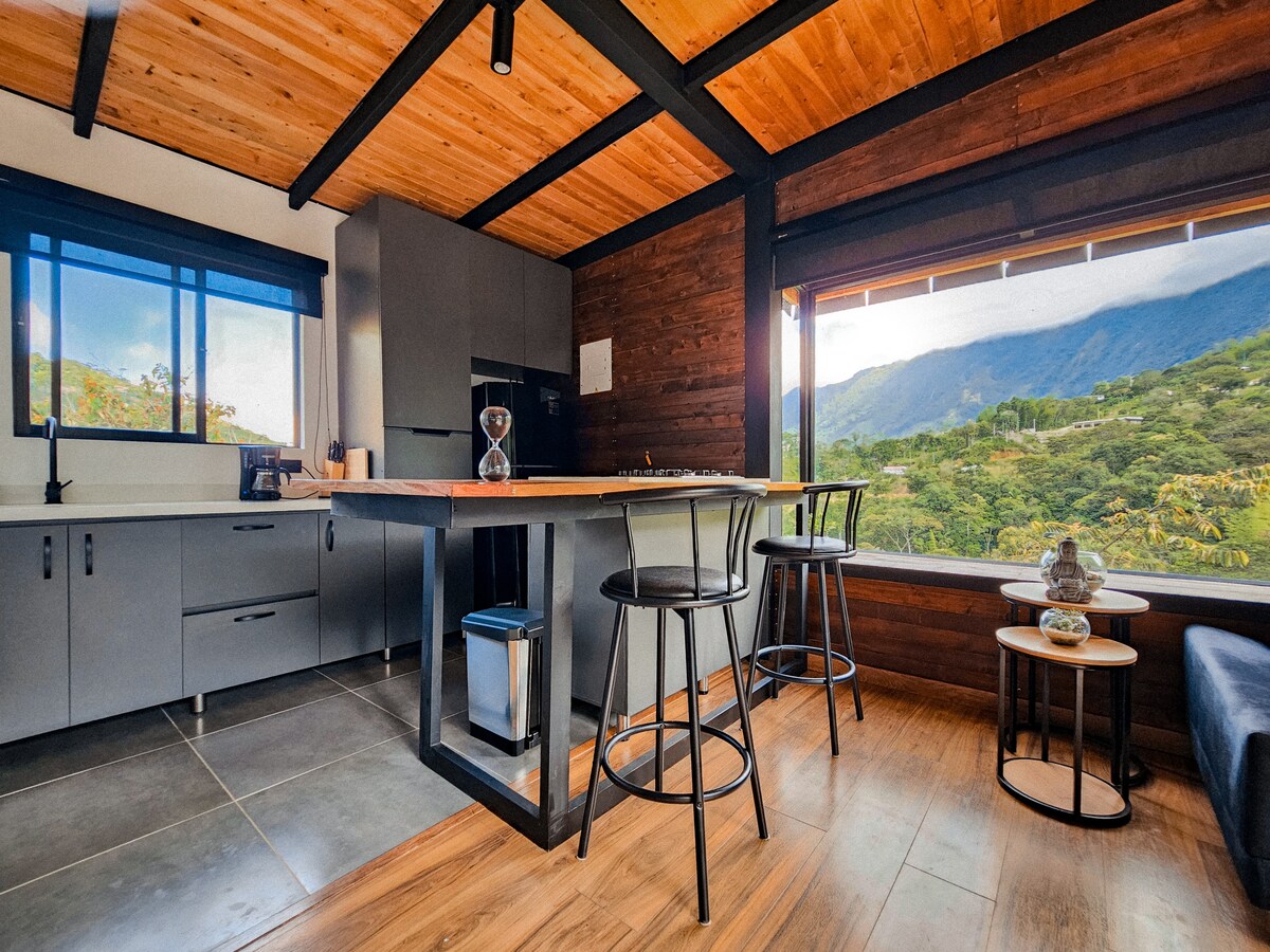Cabaña con jacuzzi/sauna y río privado con terraza