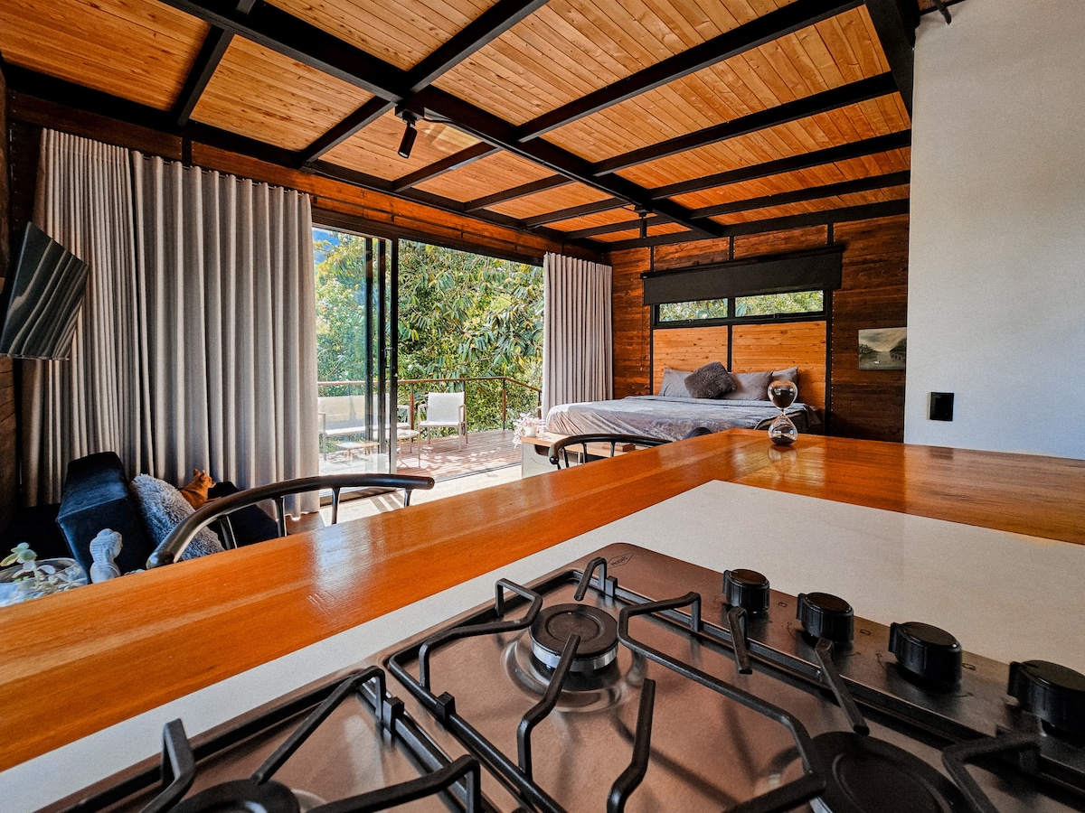 Cabaña con jacuzzi/sauna y río privado con terraza