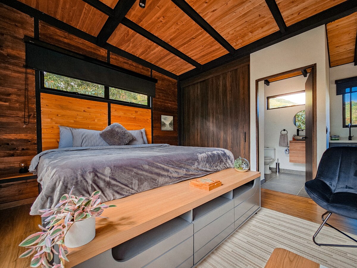 Cabaña con jacuzzi/sauna y río privado con terraza