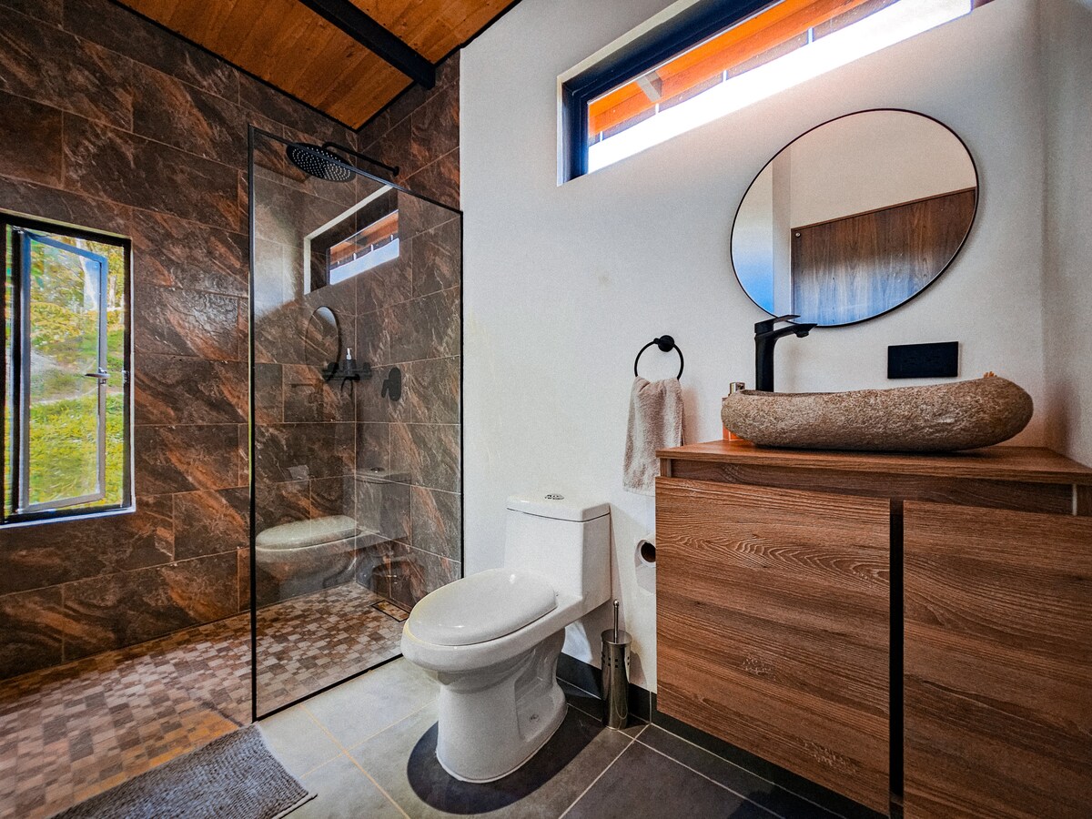 Cabaña con jacuzzi/sauna y río privado con terraza