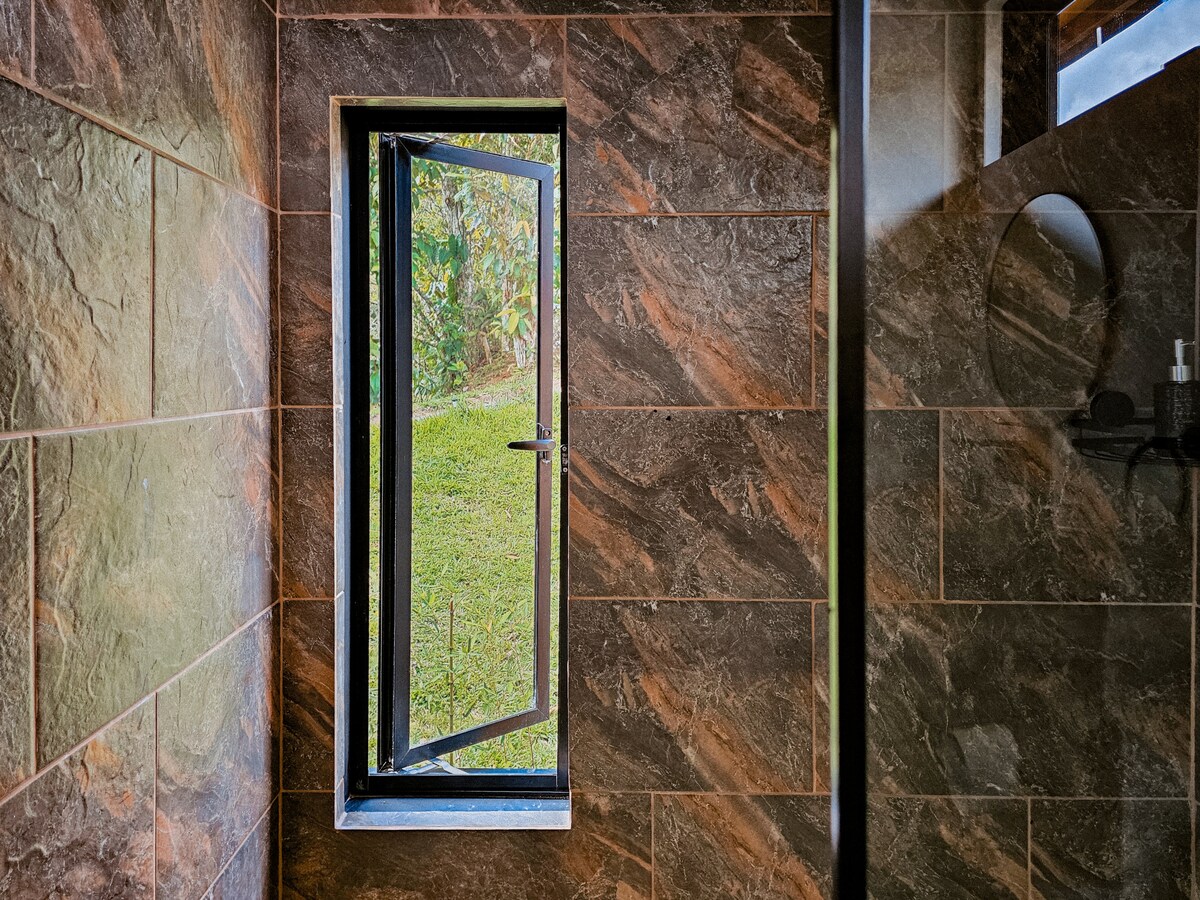 Cabaña con jacuzzi/sauna y río privado con terraza