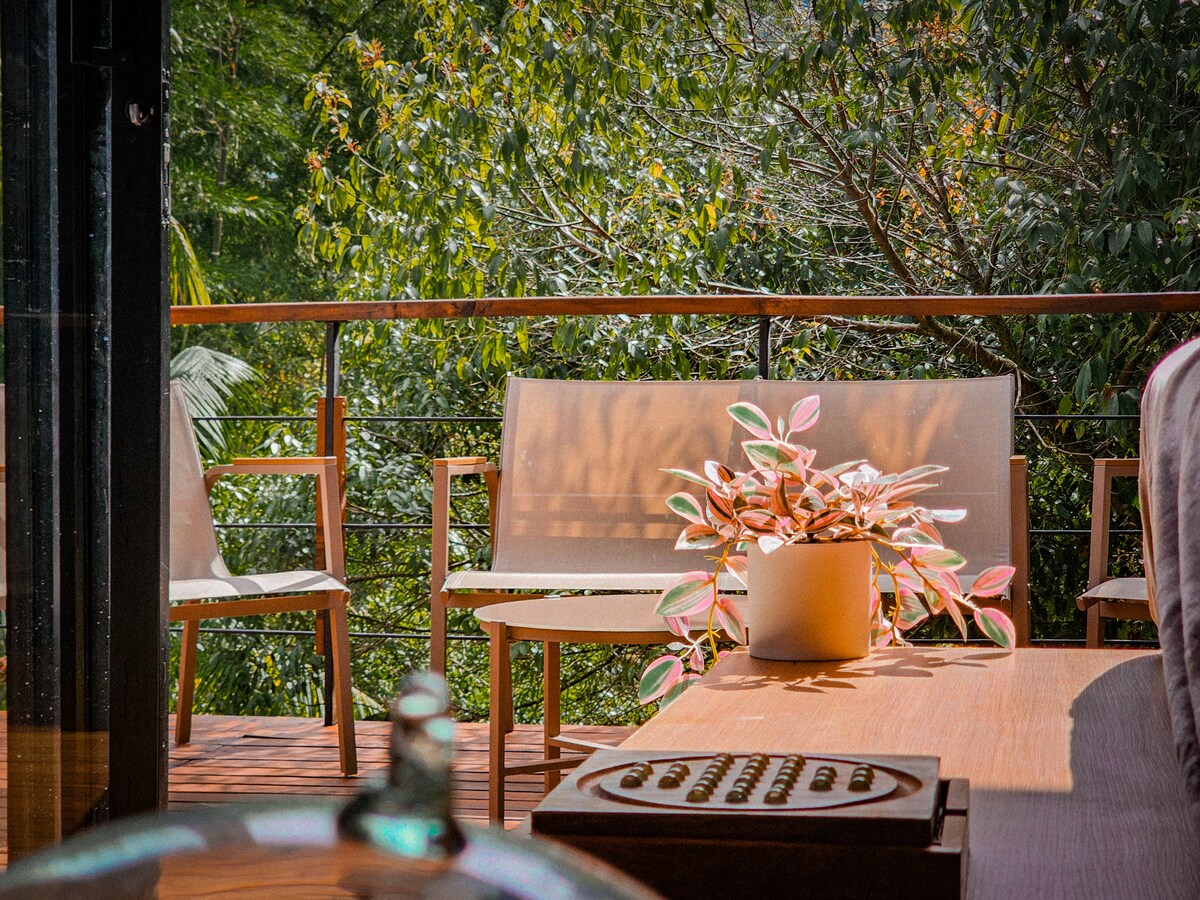 Cabaña con jacuzzi/sauna y río privado con terraza