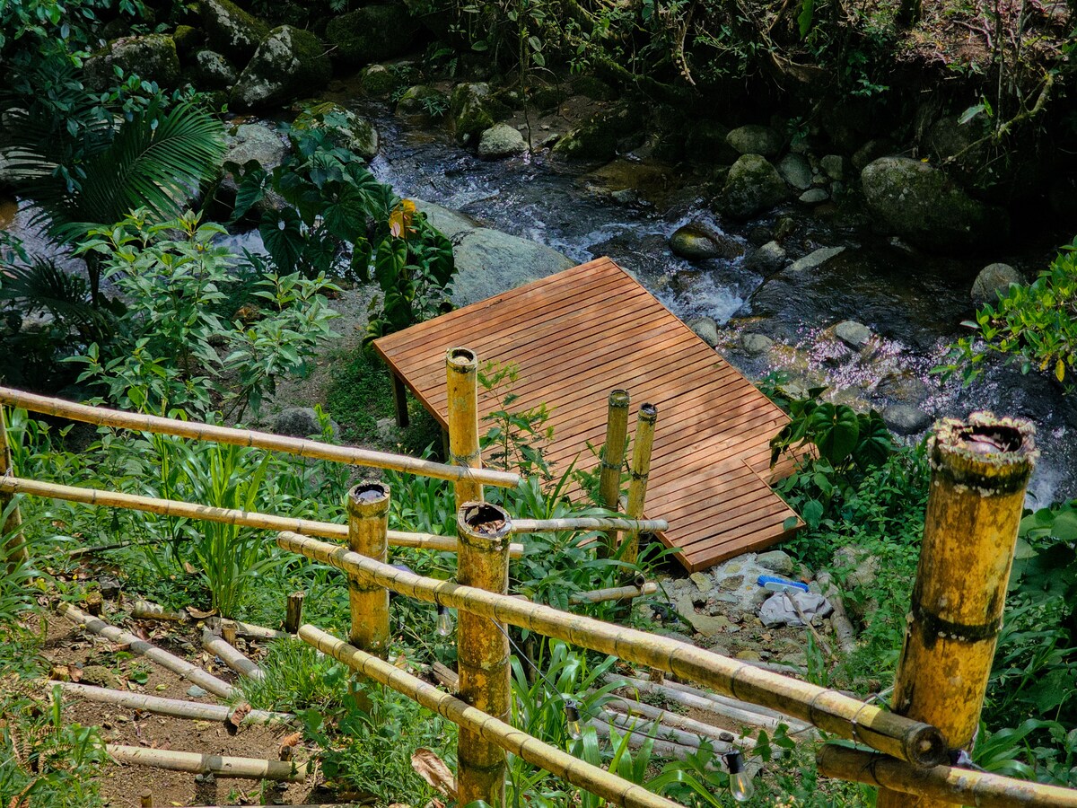 Cabaña con jacuzzi/sauna y río privado con terraza
