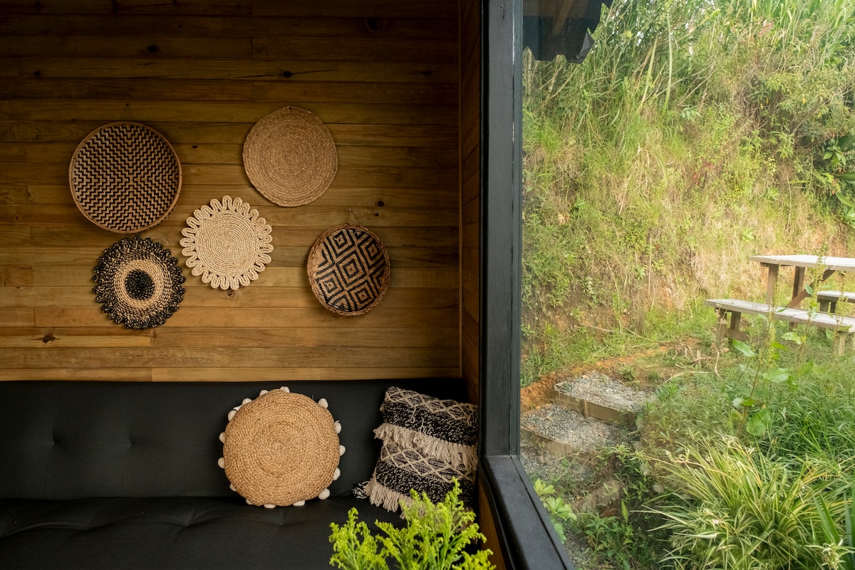 Cabaña: jacuzzi privado y vista cerca a Medellín