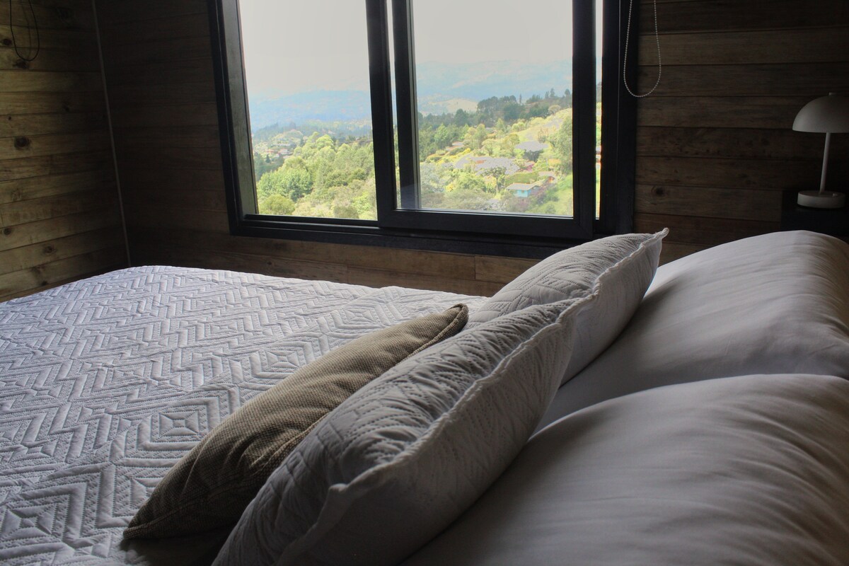 Cabaña: jacuzzi privado y vista cerca a Medellín