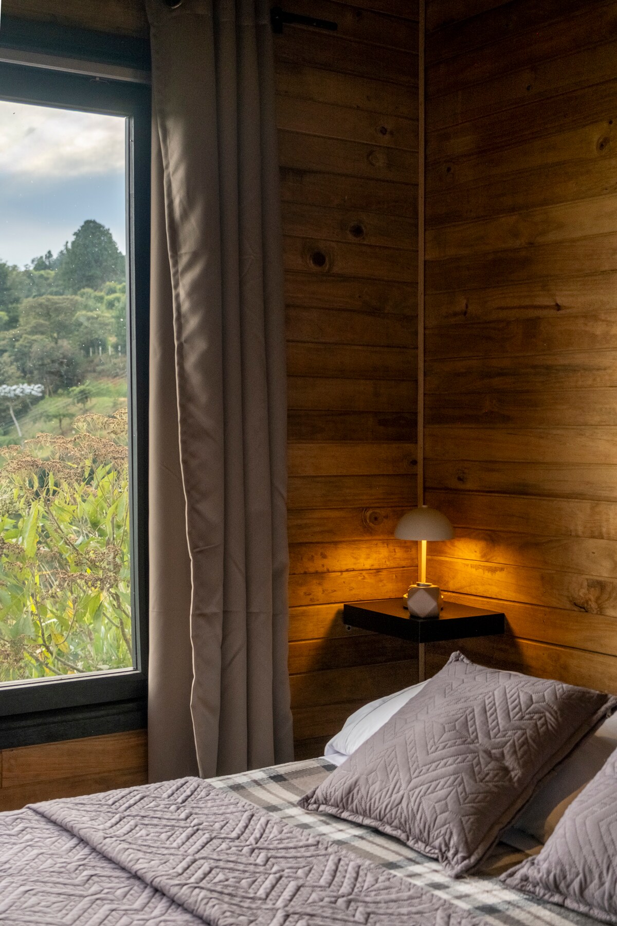 Cabaña: jacuzzi privado y vista cerca a Medellín