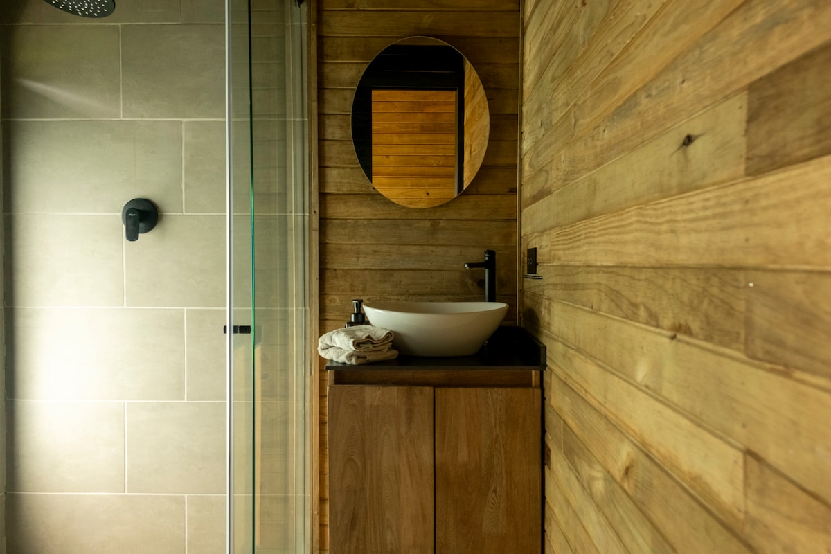 Cabaña: jacuzzi privado y vista cerca a Medellín