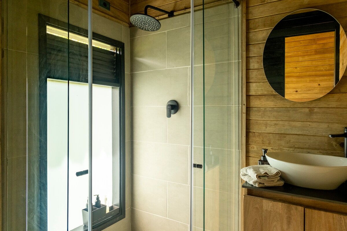 Cabaña: jacuzzi privado y vista cerca a Medellín