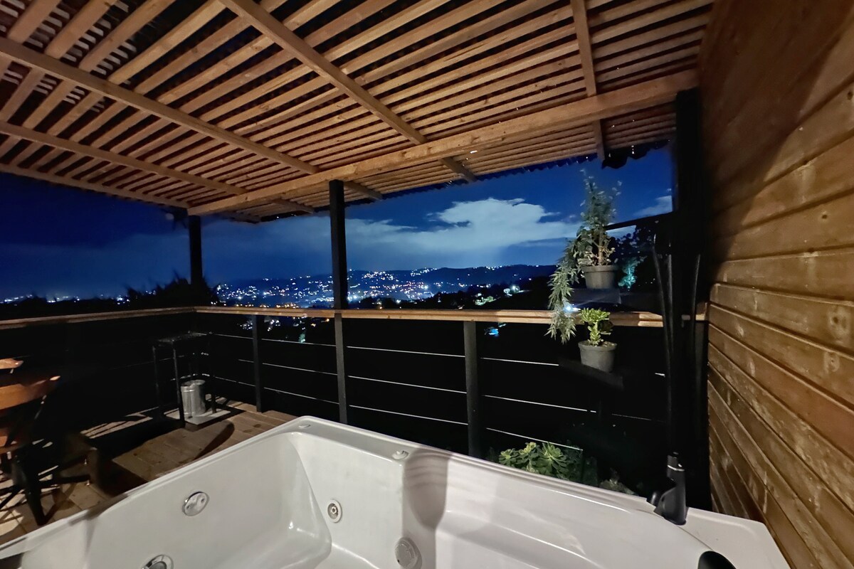 Cabaña: jacuzzi privado y vista cerca a Medellín