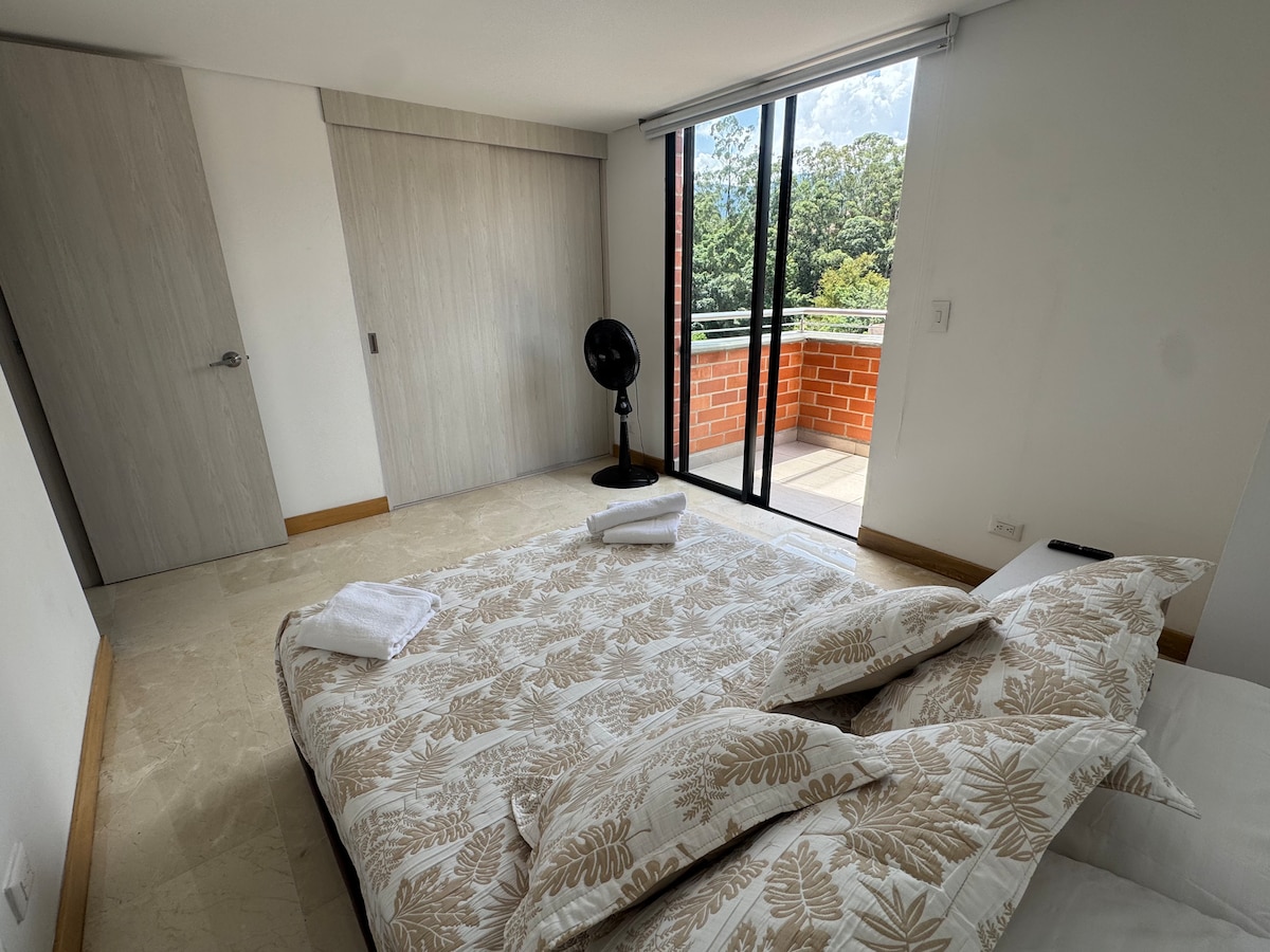 Apartamento 3 habitaciones en Laureles con balcón