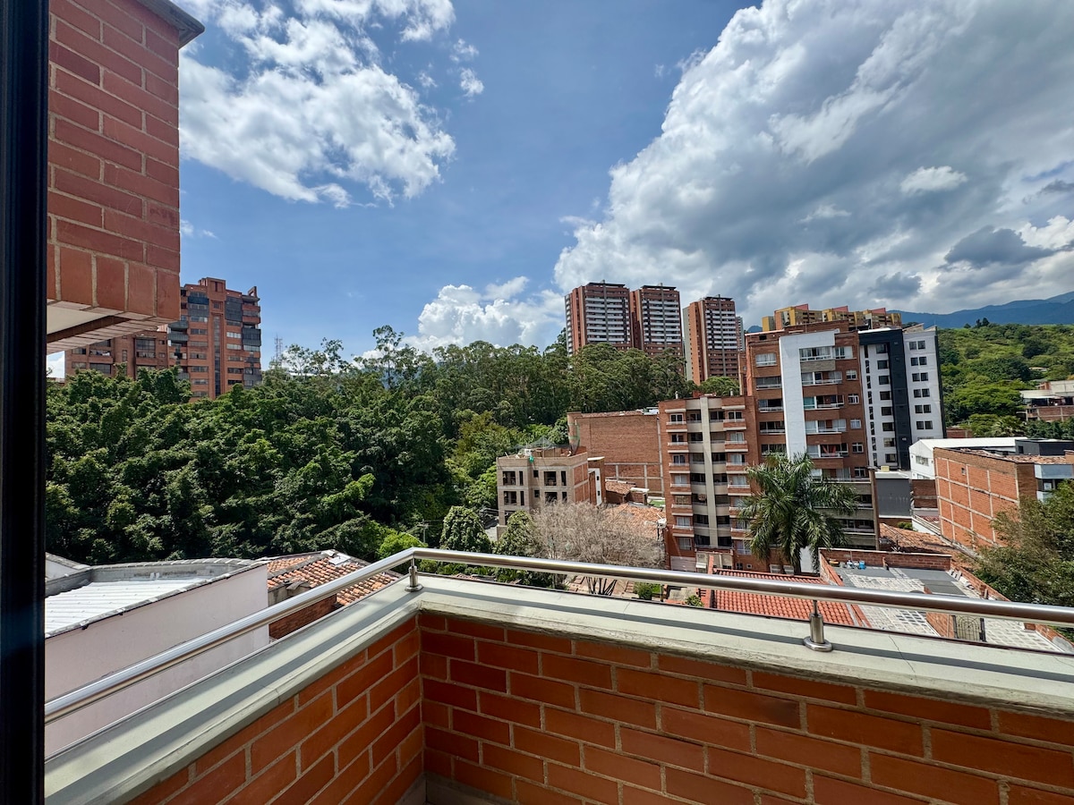 Apartamento 3 habitaciones en Laureles con balcón