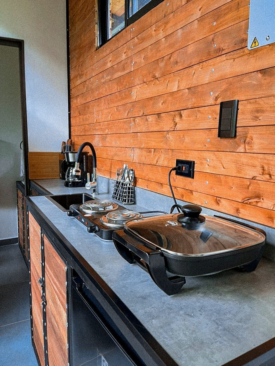 Cabaña con jacuzzi, piscina natural y río privada!