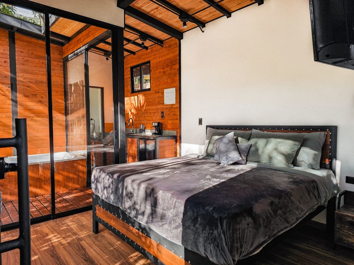 Cabaña con jacuzzi, piscina natural y río privada!