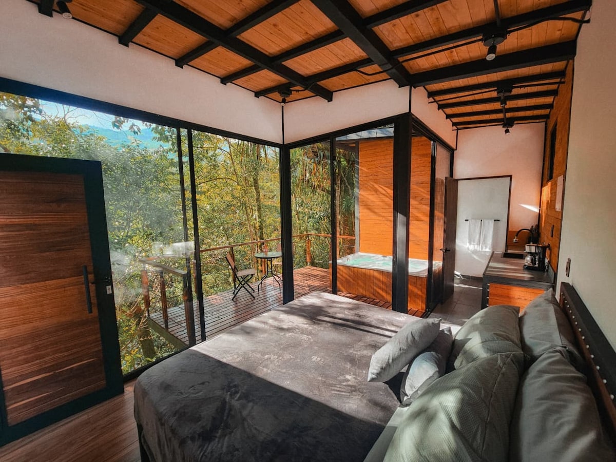 Cabaña con jacuzzi, piscina natural y río privada!