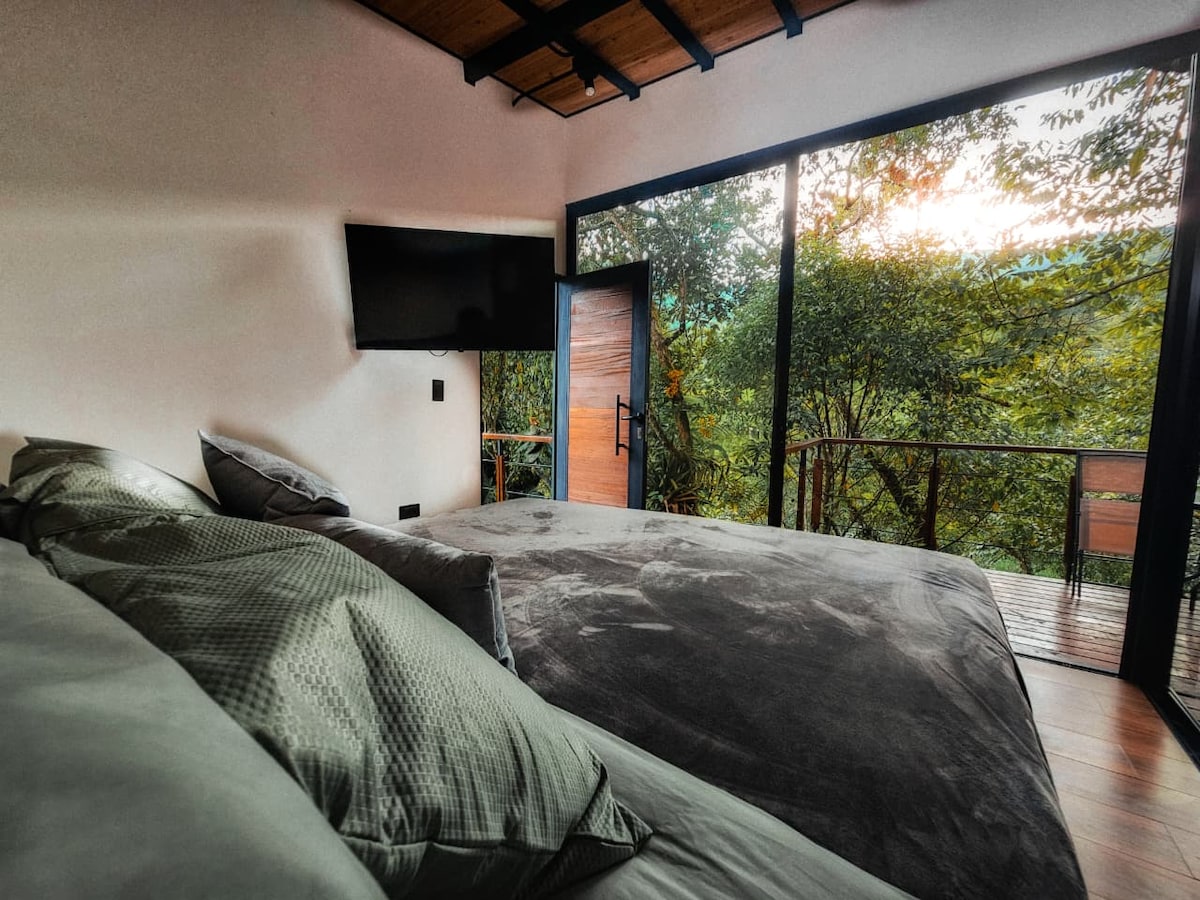 Cabaña con jacuzzi, piscina natural y río privada!