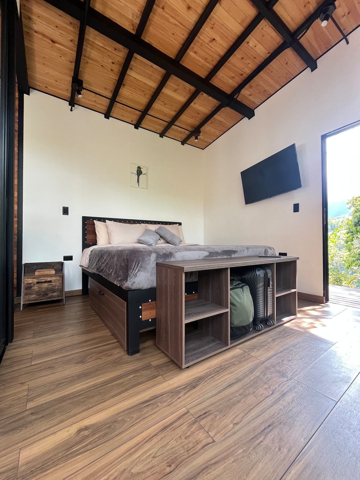 Cabaña con jacuzzi, piscina natural y río privada!