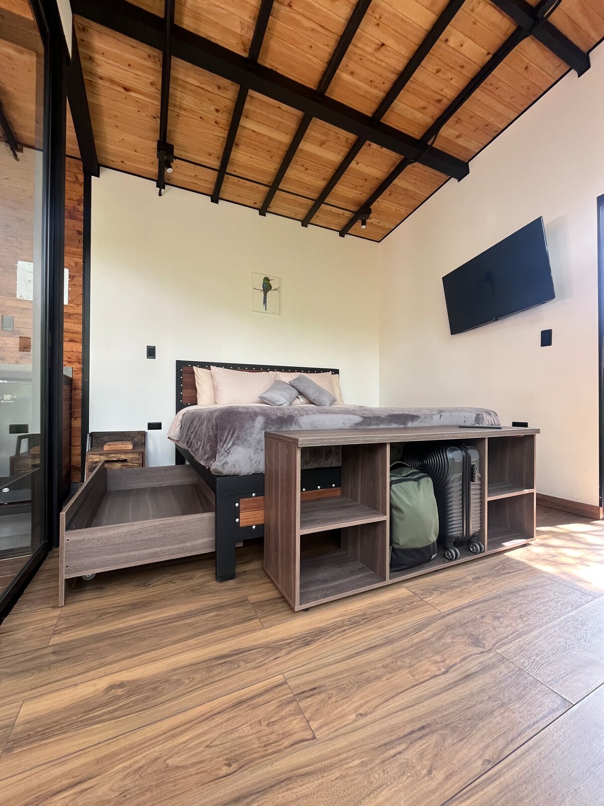 Cabaña con jacuzzi, piscina natural y río privada!