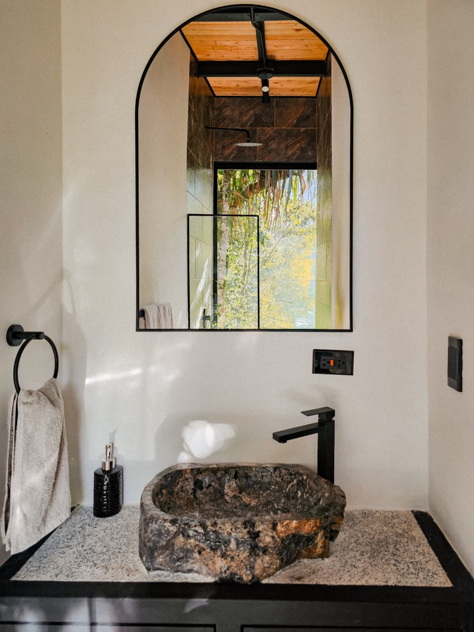 Cabaña con jacuzzi, piscina natural y río privada!