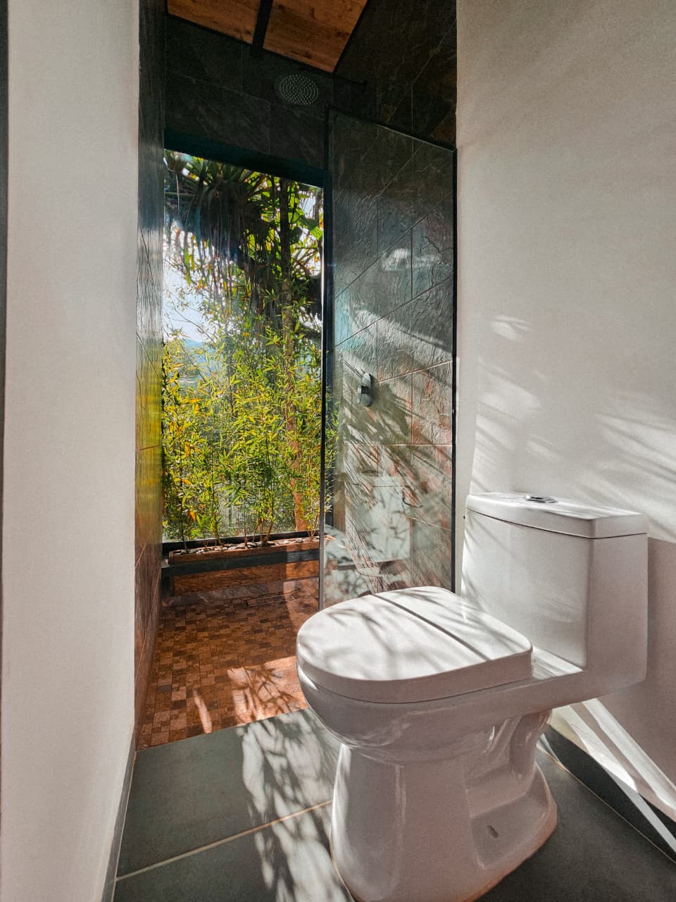 Cabaña con jacuzzi, piscina natural y río privada!