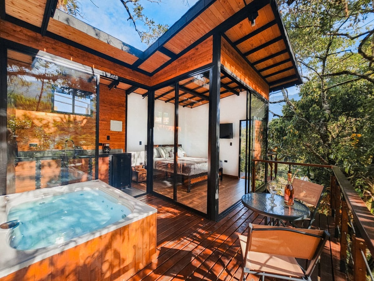 Cabaña con jacuzzi, piscina natural y río privada!