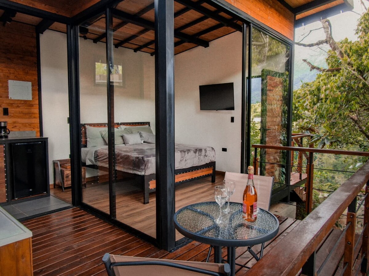 Cabaña con jacuzzi, piscina natural y río privada!