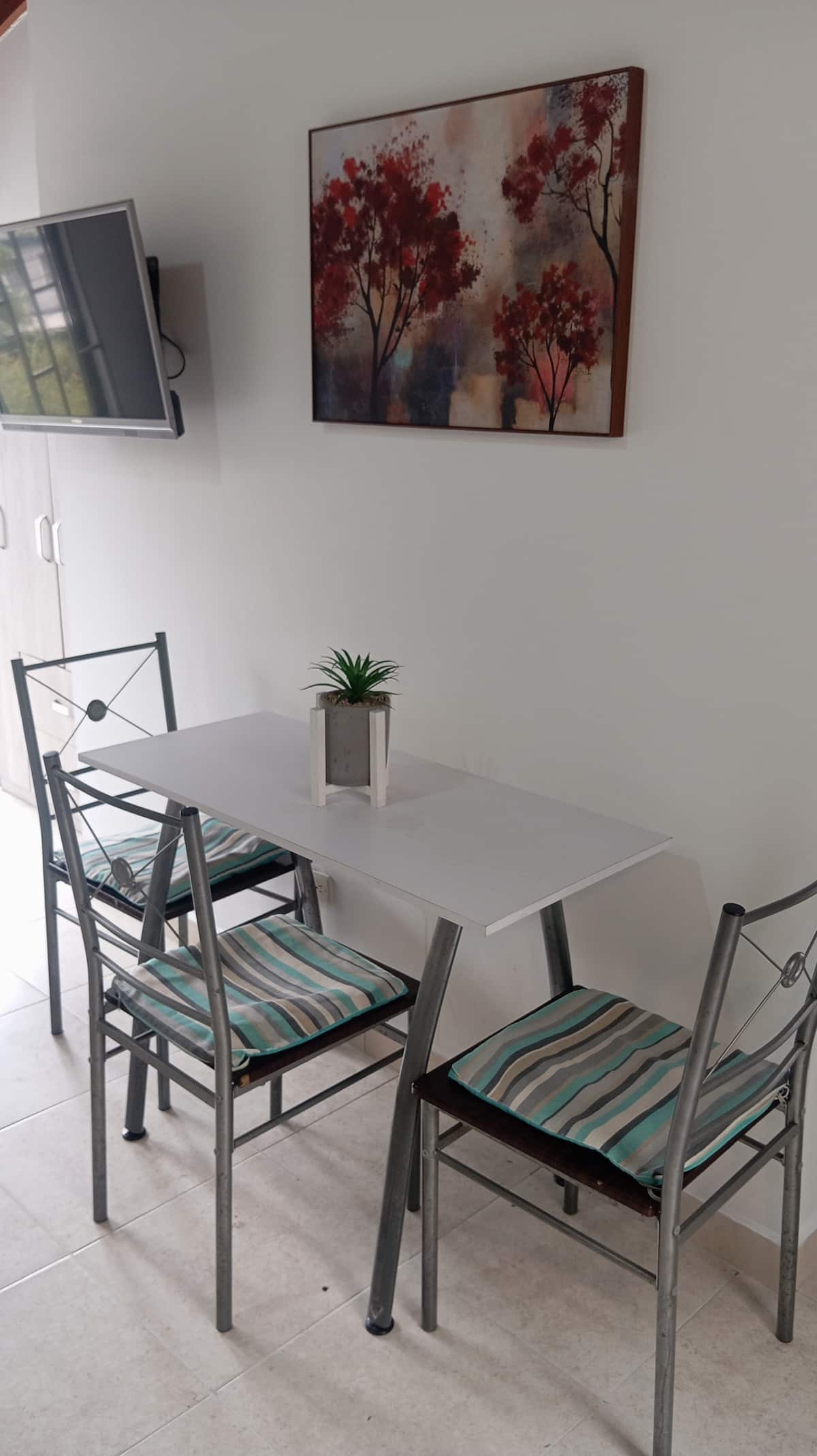 Apartamento en Laureles con balcón, bien ubicado