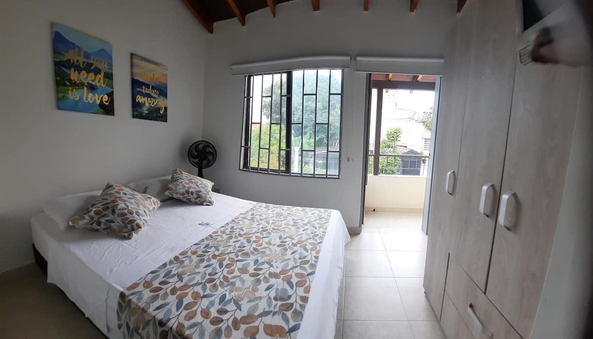 Apartamento en Laureles con balcón, bien ubicado