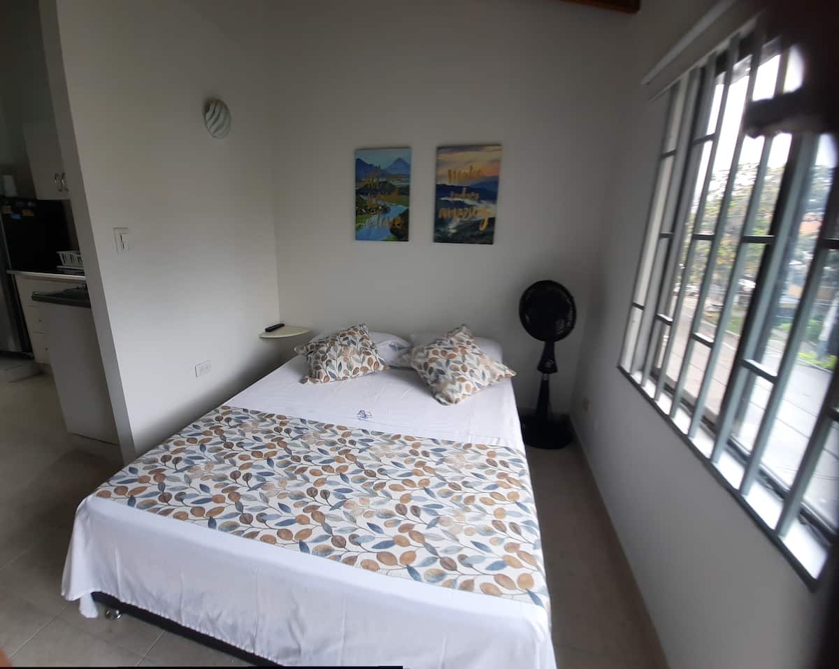 Apartamento en Laureles con balcón, bien ubicado