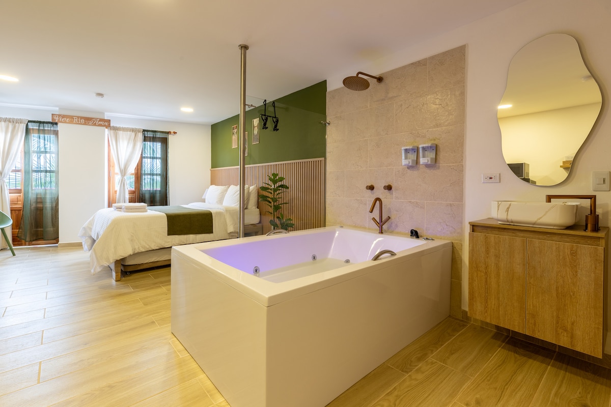 Acogedor loft - vista al malecón y jacuzzi privado