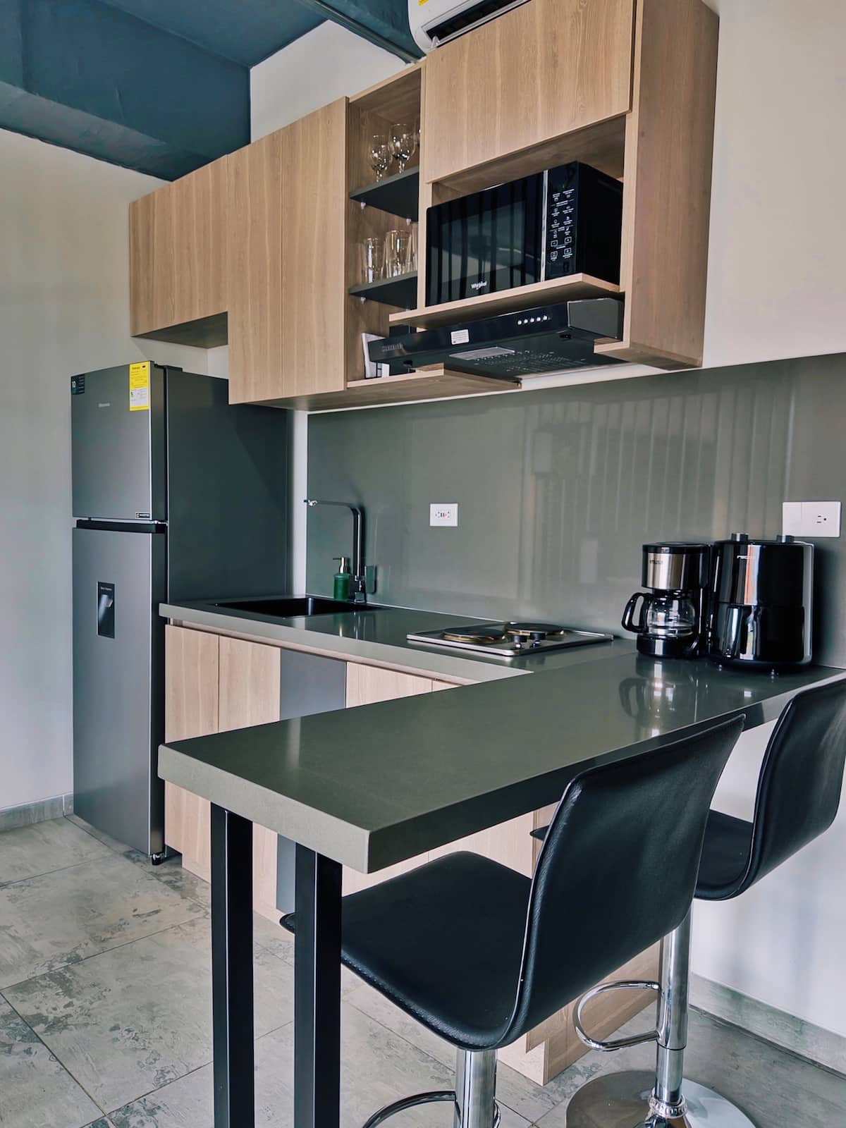 Vista al horizonte • Doble acristalamiento + aire acondicionado • Laureles