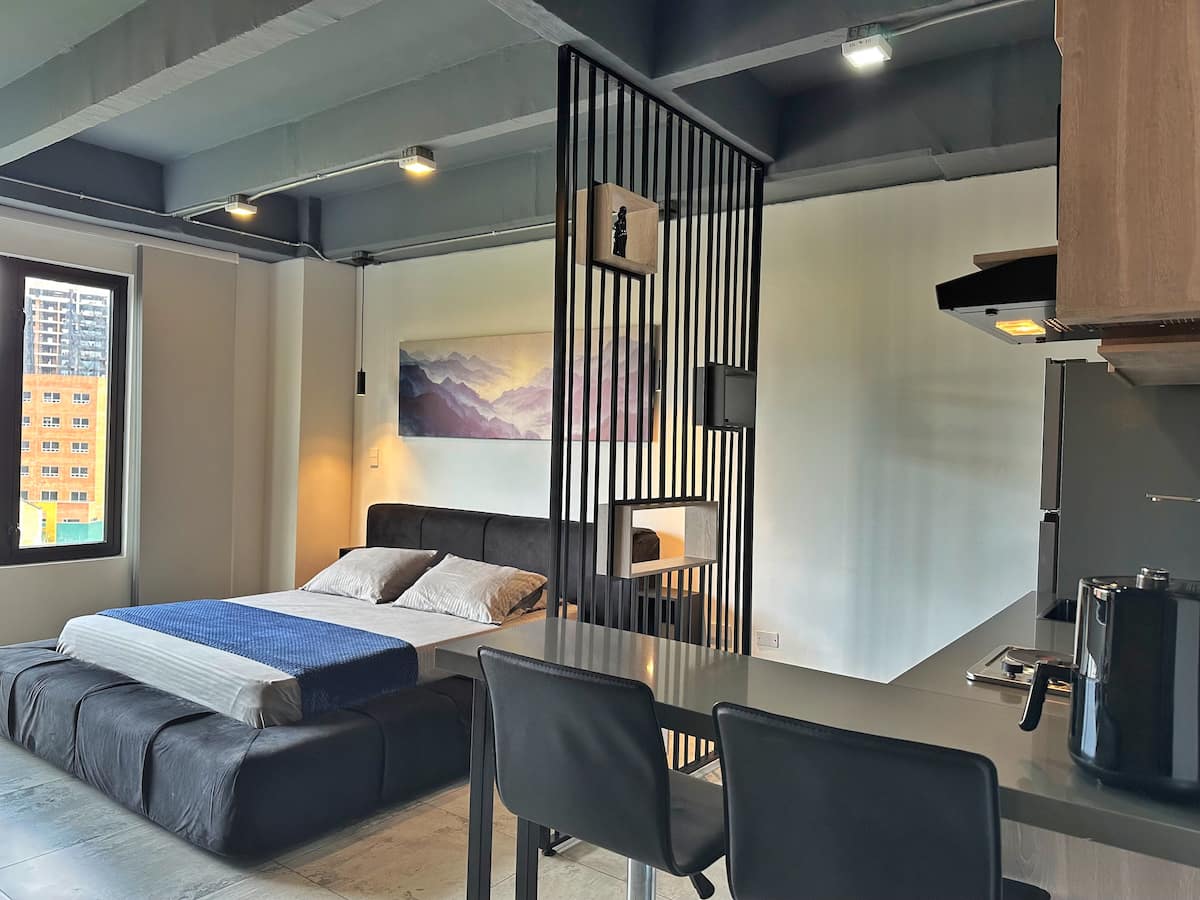Vista al horizonte • Doble acristalamiento + aire acondicionado • Laureles