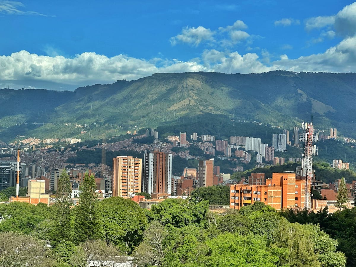 Vista al horizonte • Doble acristalamiento + aire acondicionado • Laureles