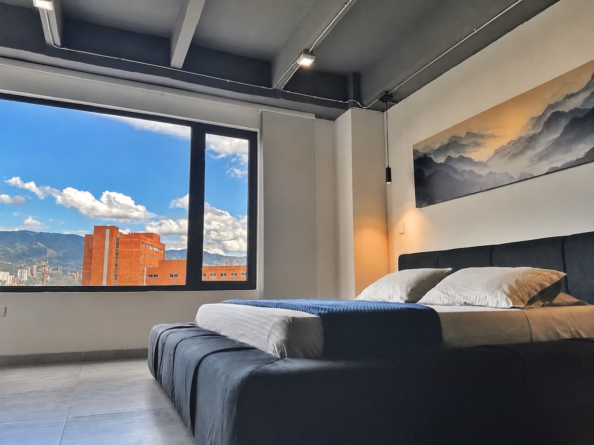 Vista al horizonte • Doble acristalamiento + aire acondicionado • Laureles