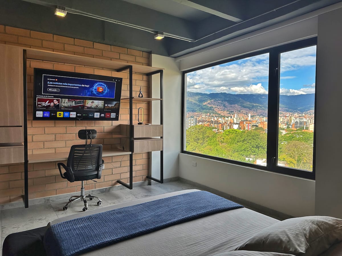 Vista al horizonte • Doble acristalamiento + aire acondicionado • Laureles