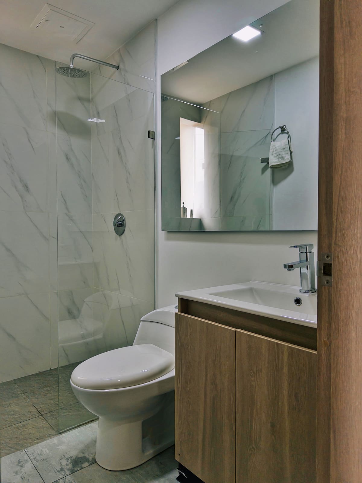 Vista al horizonte • Doble acristalamiento + aire acondicionado • Laureles