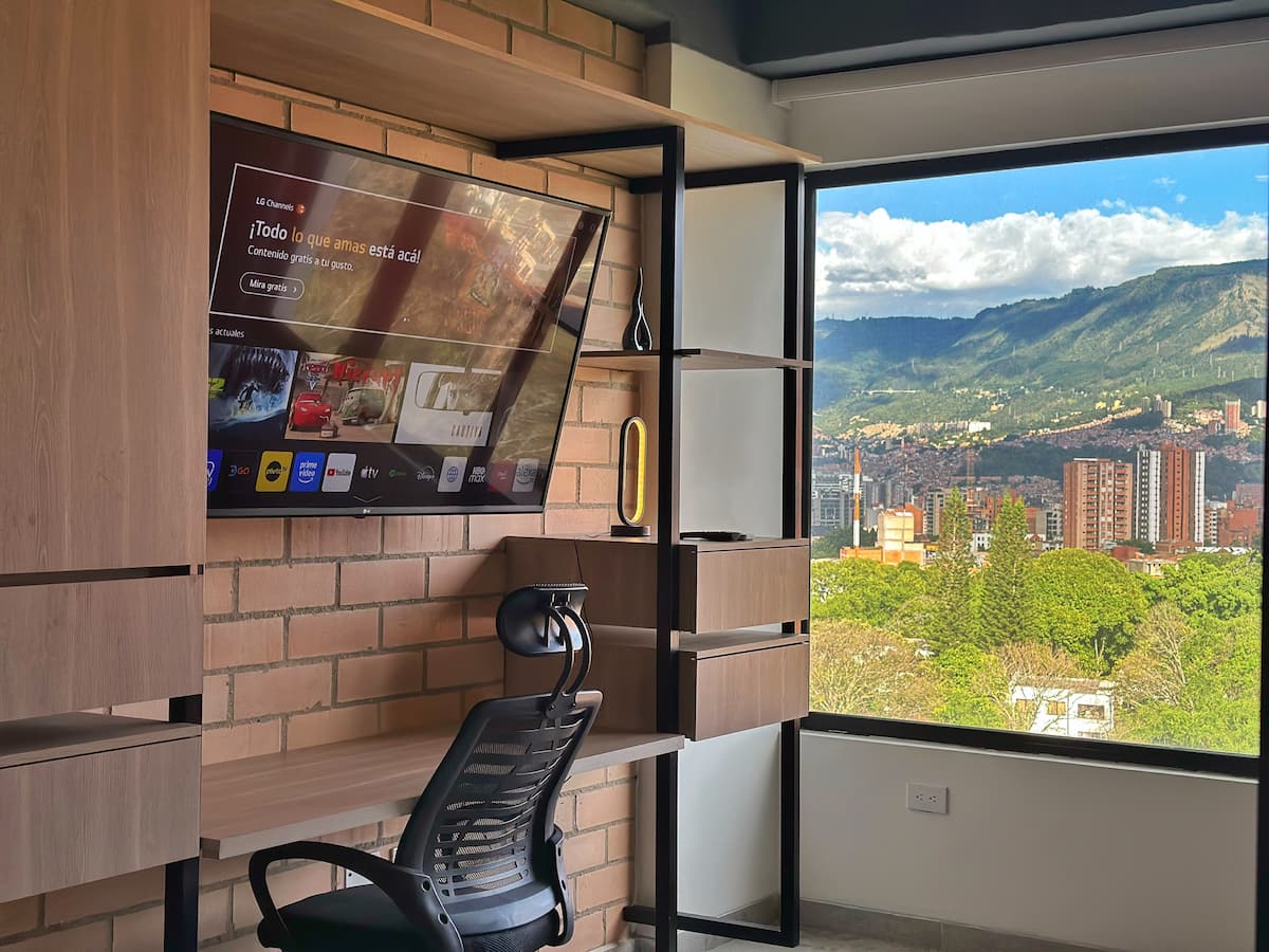 Vista al horizonte • Doble acristalamiento + aire acondicionado • Laureles