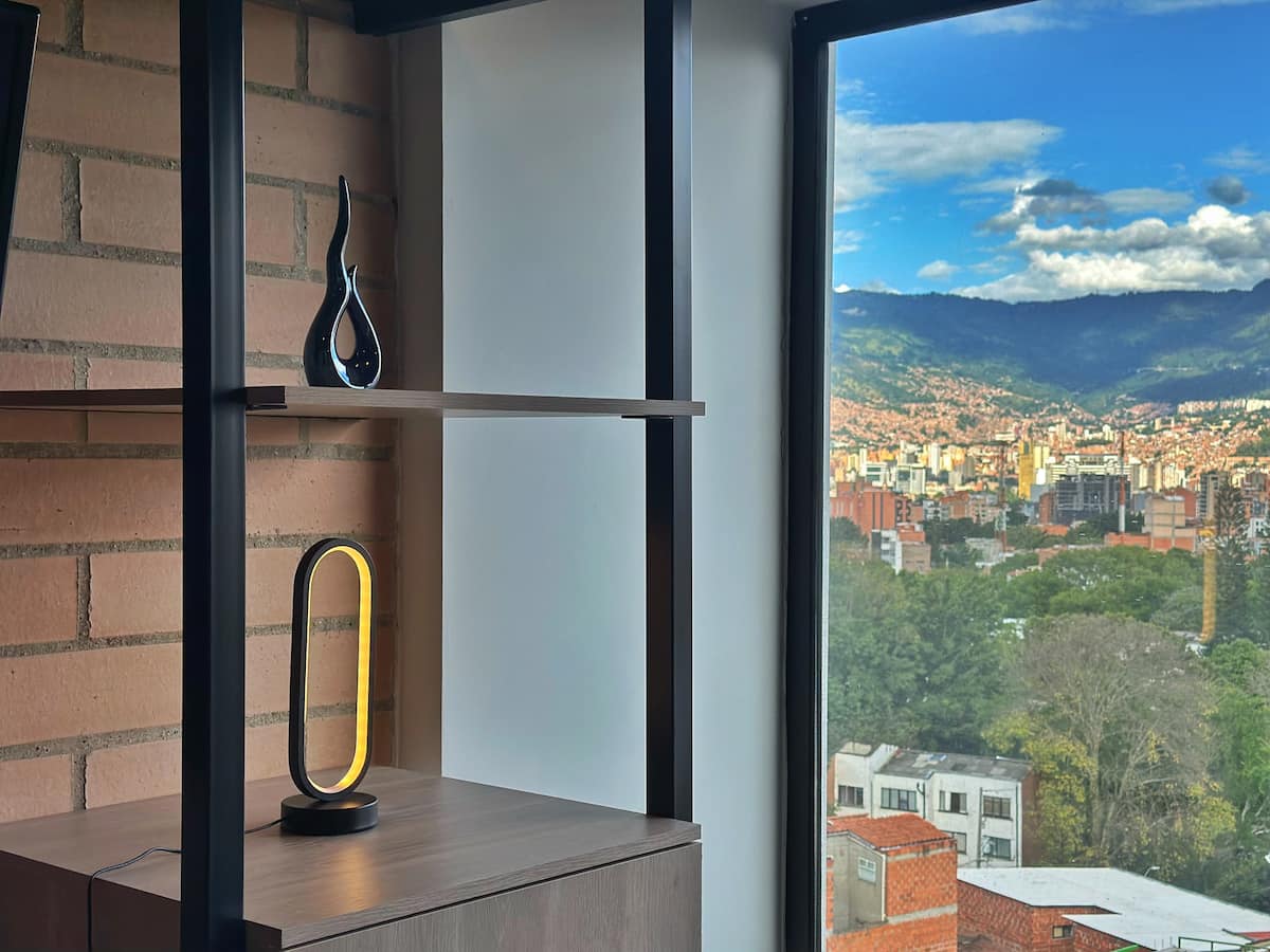 Vista al horizonte • Doble acristalamiento + aire acondicionado • Laureles