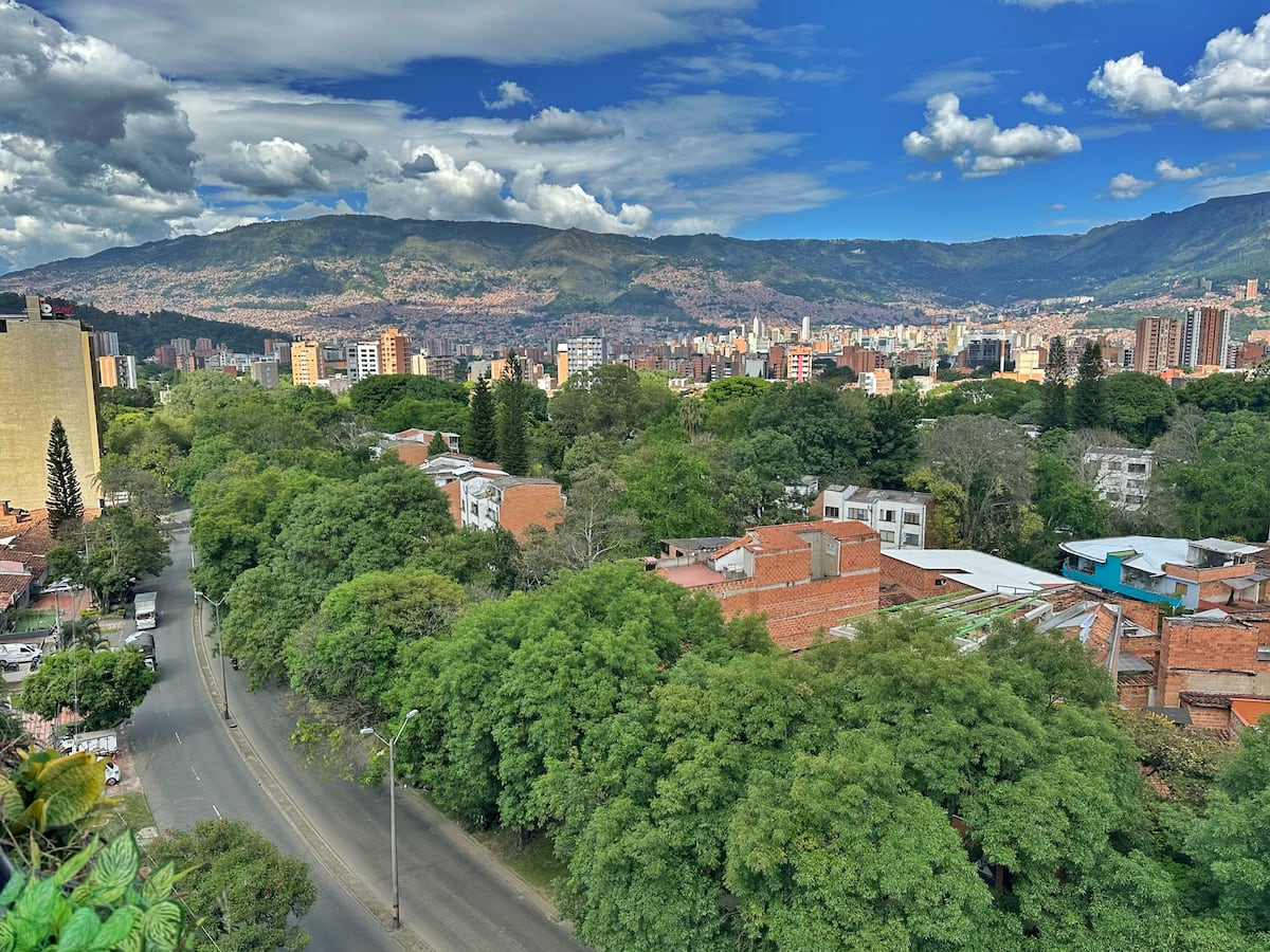 Vista al horizonte • Doble acristalamiento + aire acondicionado • Laureles