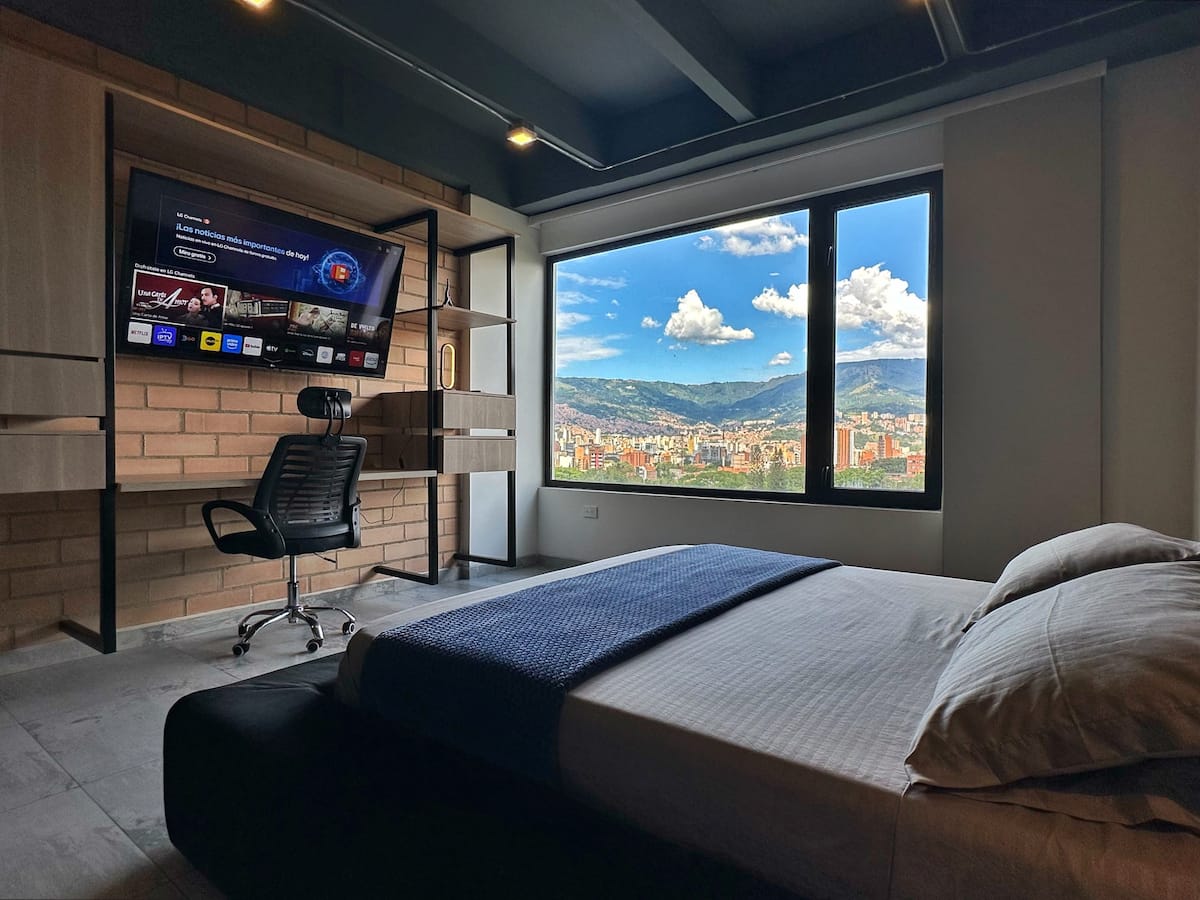 Vista al horizonte • Doble acristalamiento + aire acondicionado • Laureles