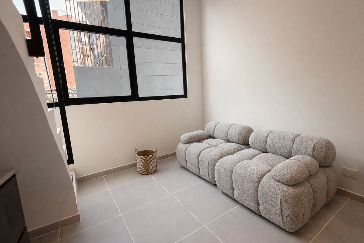 Suite D204 Duplex en Laureles| Escritorio y aire acondicionado