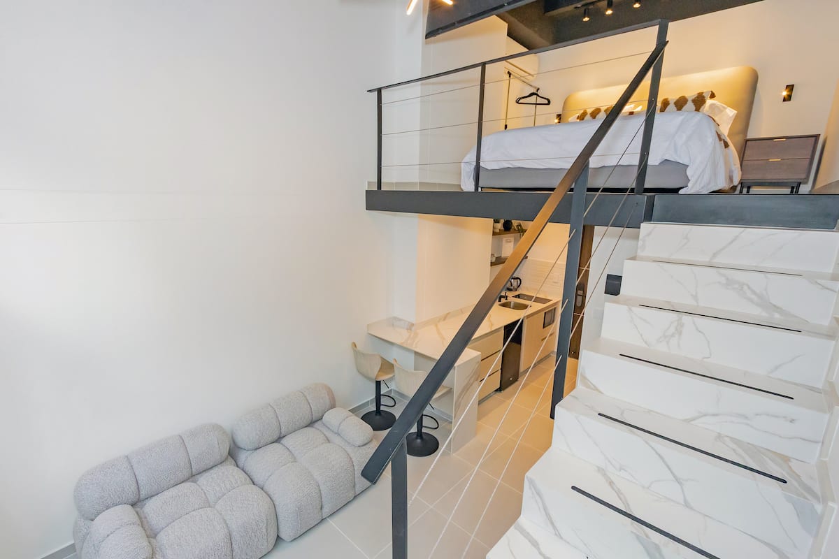 Suite D204 Duplex en Laureles| Escritorio y aire acondicionado